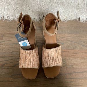 UNIVERSAL THREAD Wedges Neutral Size 7.5 NWT